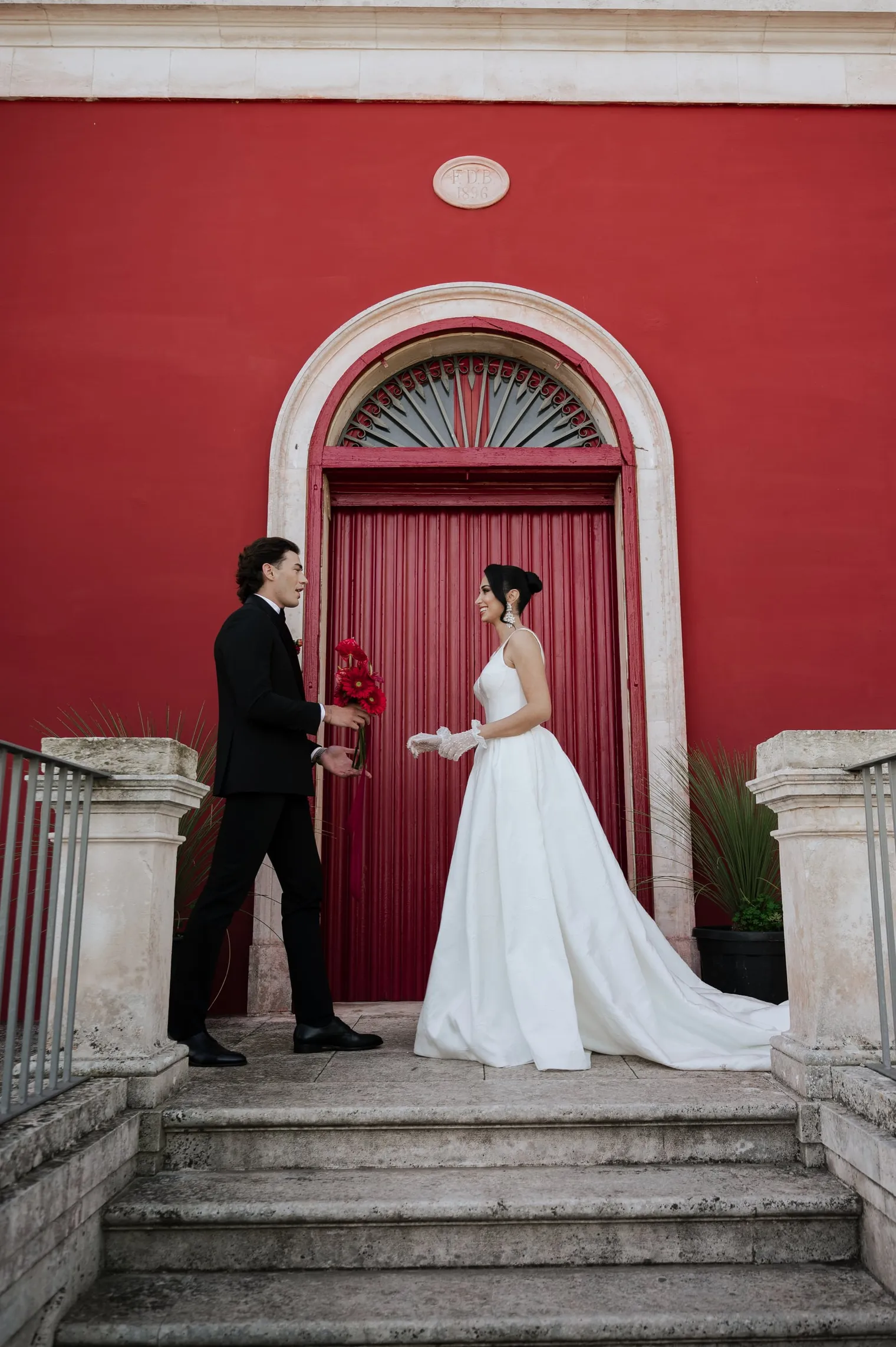 Silvia i Marco, First look pod czerwonymi drzwiami